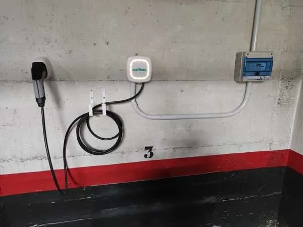 Cargadores eléctricos instalados en garaje comunitario