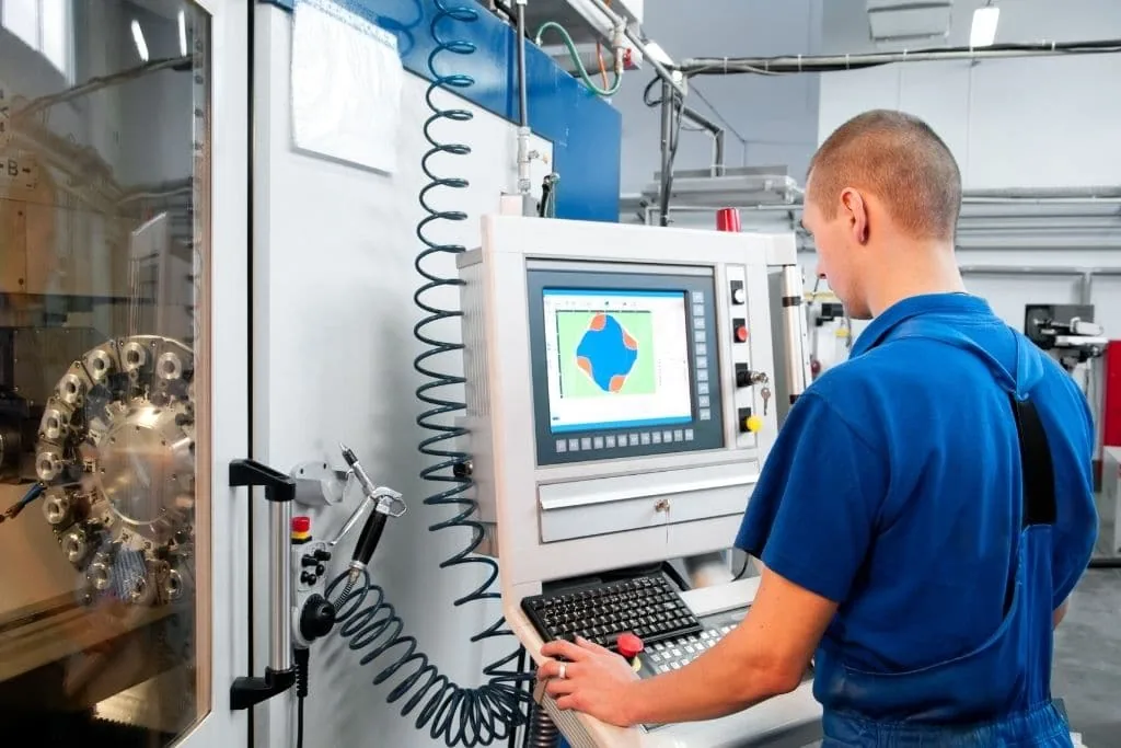 Técnico revisando instalación eléctrica de máquina CNC