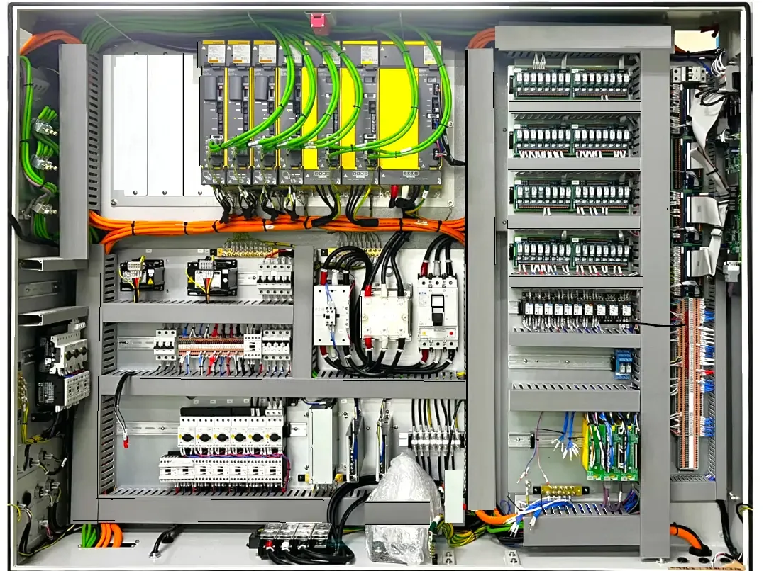 Cuadro eléctrico industrial con PLCs y variadores de frecuencia
